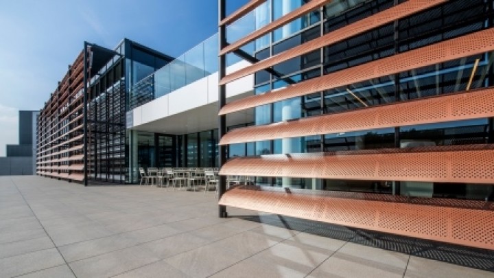 Intelligente buitenzonwering voor energiezuinig kantoorgebouw DCM